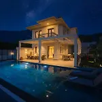 Havuzlu Korunakli Jakuzili Vilă Fethiye